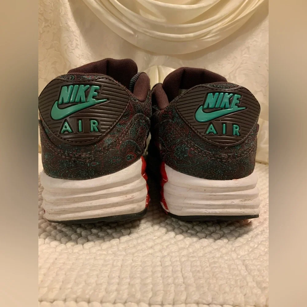 NIKE